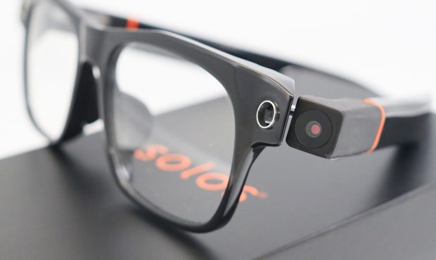 این عینک جمع‌وجور هم دوربین دارد، هم از هوش مصنوعی GPT-4o و جمنای استفاده می‌کند